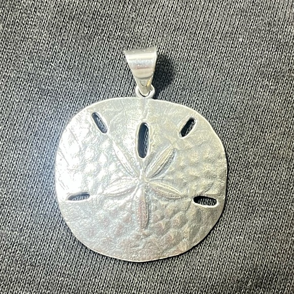 James Avery RETIRED Sterling Silver Medium Sand Dollar Pendant READ - Picture 1 of 4